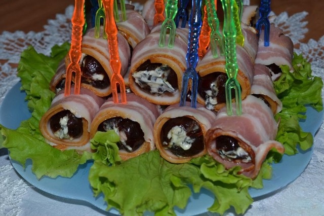 Dates with cheese and bacon