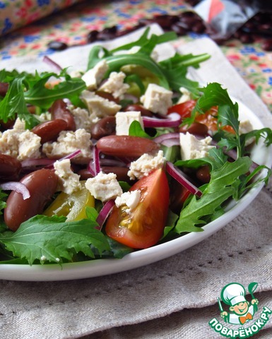 Salad with beans, tofu, and tomatoes