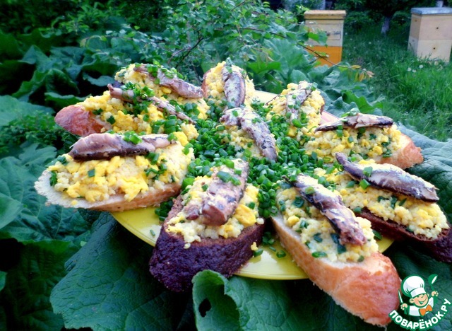 Тосты с пшеном и шпротами