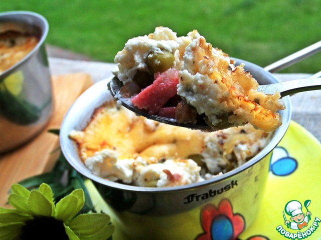 Жульен с салями, гречкой и горошком