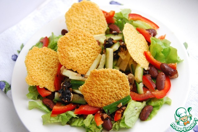 Fresh salad of red beans with cheese chips