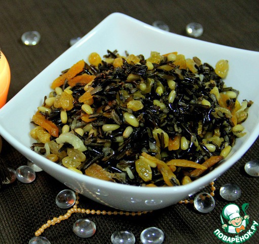 Salad of wild rice with dried apricots and raisins