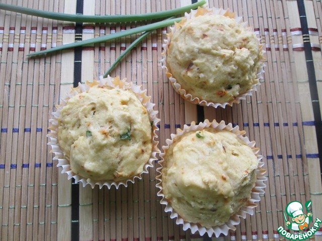 Muffins with green onions and Chile