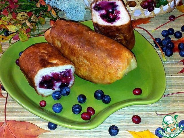 Fried pies with blueberries and cranberries