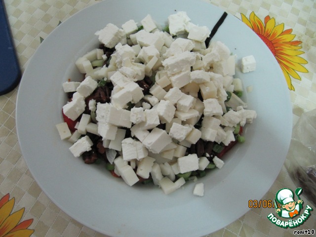 Салат с перцем, сырами и орехом пекан