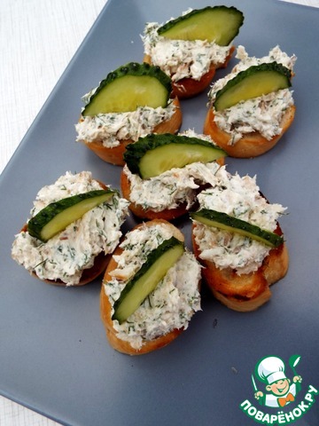 Бутерброды с копченой рыбой и сыром