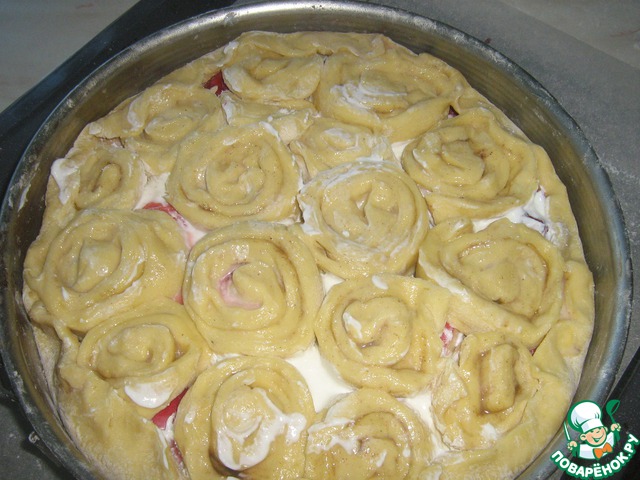 Pie with apples and strawberries 