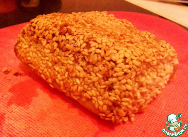 Тунец в кунжуте с салатом