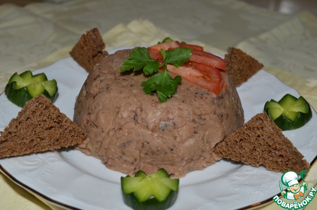 Pate of white beans with garlic and prunes