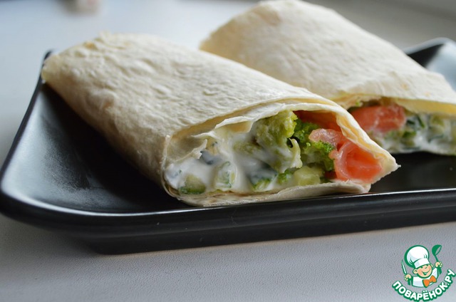 Ролл с семгой и брокколи