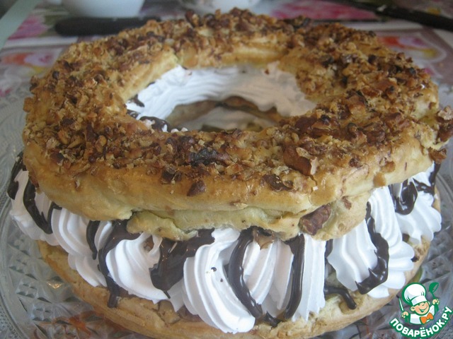 Choux ring with walnuts and cream
