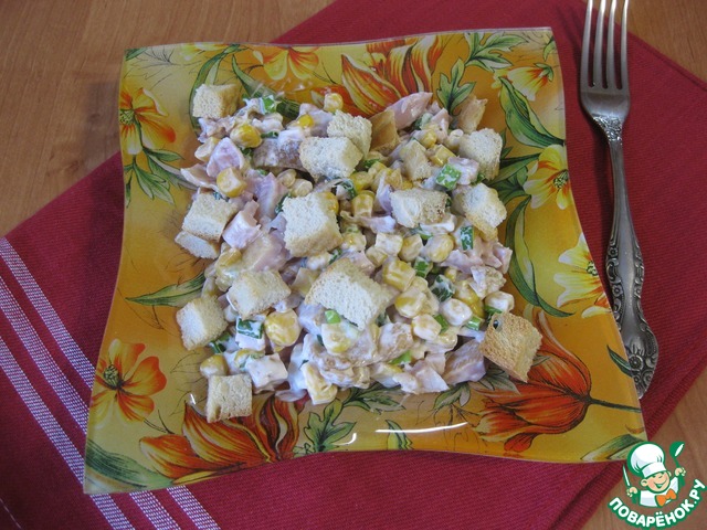 Salad with chicken, corn and crackers