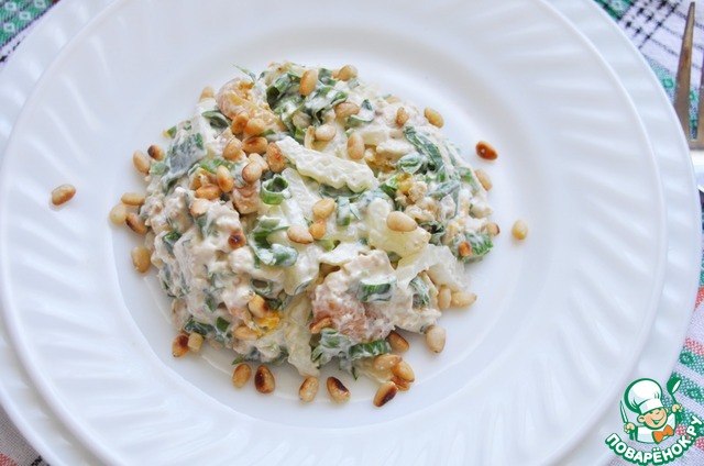 Salad with chicken, apricots and nuts