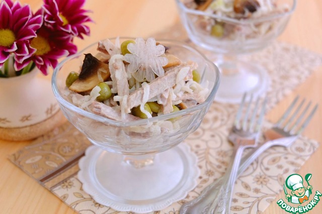 Meat salad with daikon and mushrooms