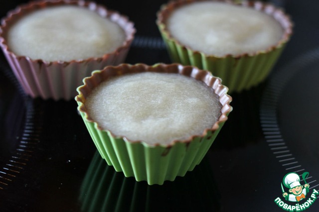 Ice cream with champagne pear in chocolate