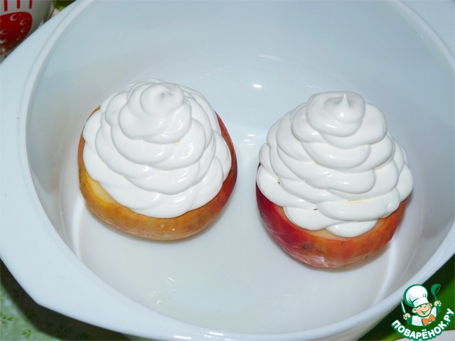 Apples baked with dates of the floating clouds