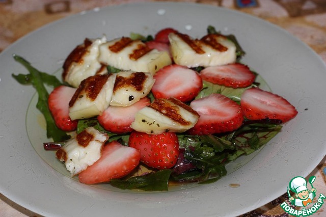 Salad with strawberries and grilled halloumi