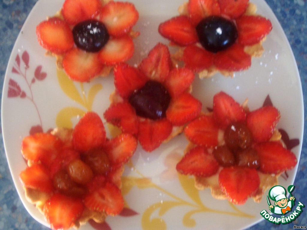 Baskets with coconut cream and strawberries