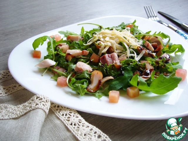 Salad with arugula and smoked ham