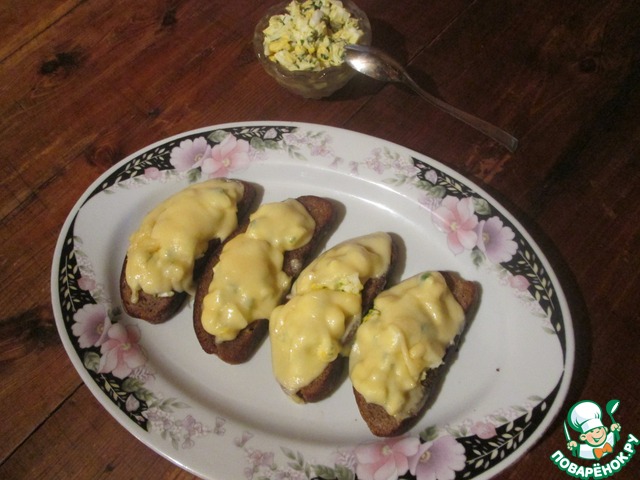 Теплый сендвич с яичным салатом