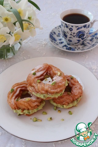 Custard doughnuts with cream of pistachio praline