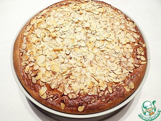 Pie with rice pudding and almonds