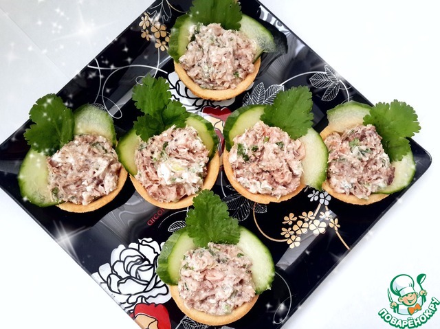 Тунец с зеленью в тарталетках