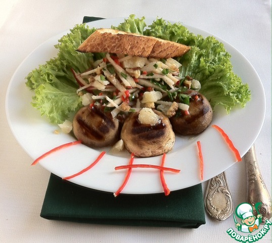 Salad with Apple, mushrooms and Parmesan