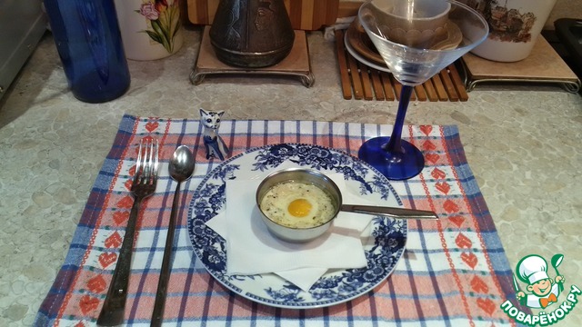 Жульен с кальмарами под яичницей