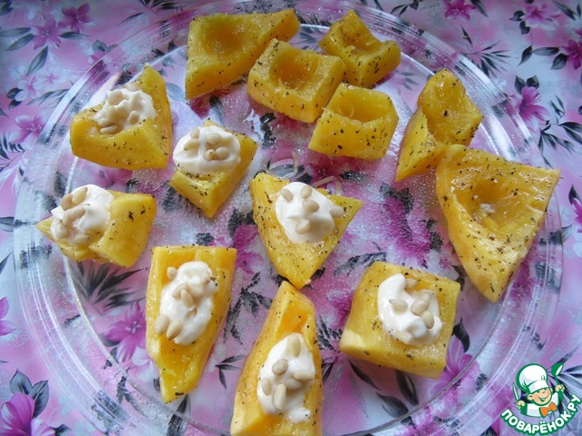 Тыква, запеченная с сыром и кедровыми орешками