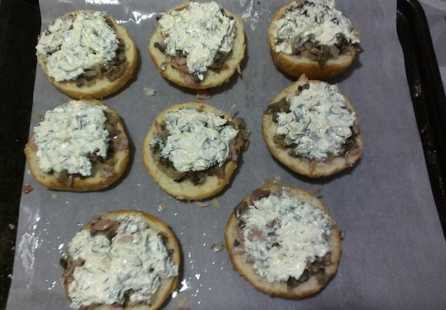 Julien in a bun with ham and mushrooms