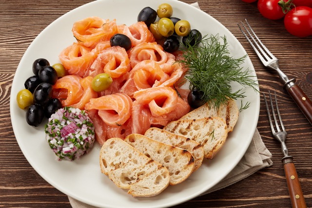 Лосось шеф-посола с маслинами и оливками