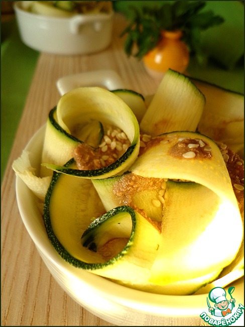 Salad of zucchini with feta