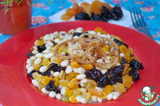 Bean salad with dried fruit