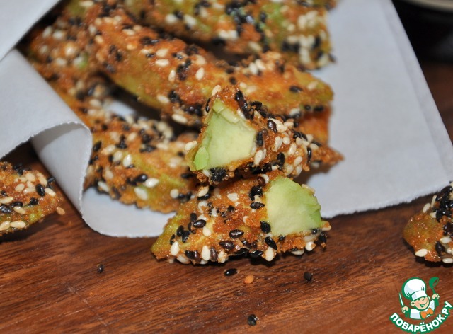 Жареные острые ломтики авокадо с хрустящей корочкой