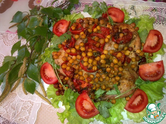 Курица, запеченная с нутом и помидорами