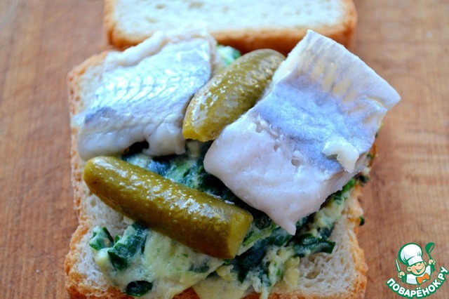 Sandwich with herring and spinach omelette
