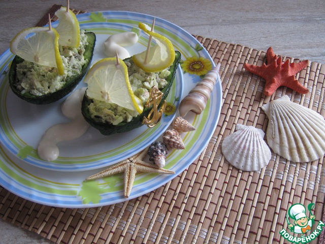 Лодочки из авокадо, риса и мяса крабов