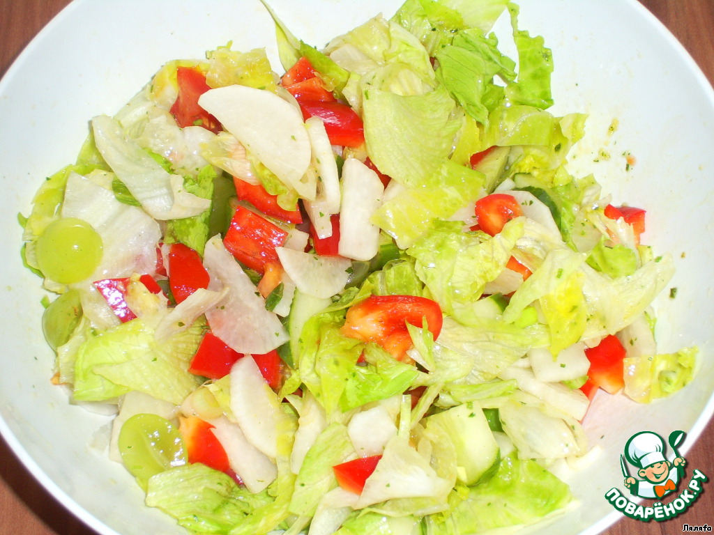 Salad with white radish - daikon - and grapes