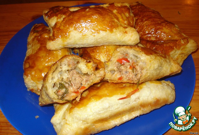 Pies of puff pastry with minced meat, tomatoes and cheese