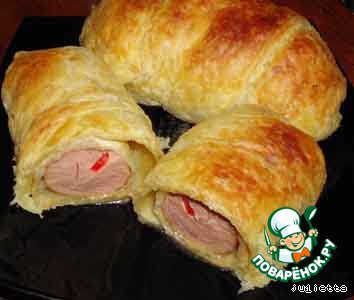 Sausages stuffed with vegetables in puff pastry