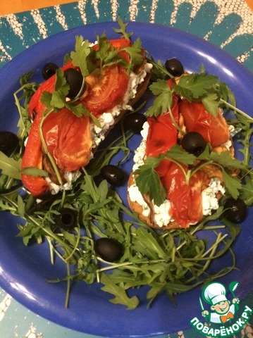 Тост с зернёным творогом и овощами