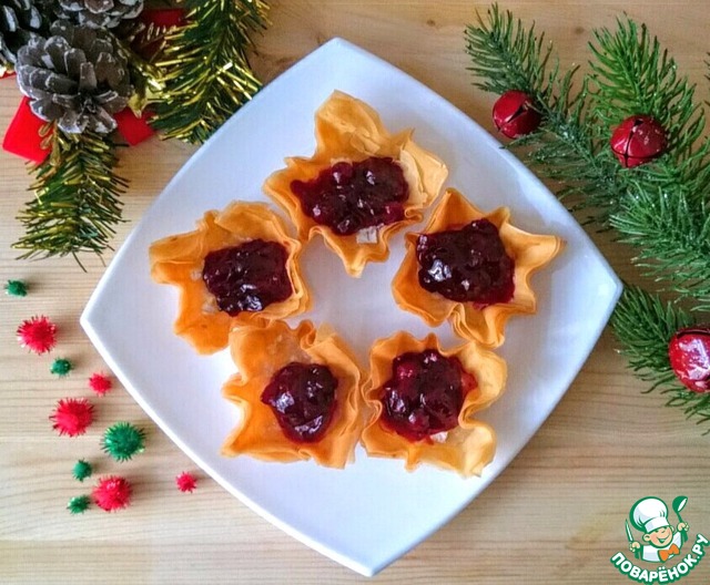 Корзиночки с сыром бри и клюквой