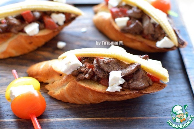 Брускетта с куриной печенью и брынзой