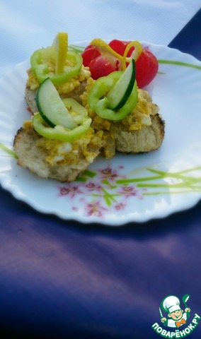 Рыбные мини-бутерброды с яйцом и сыром