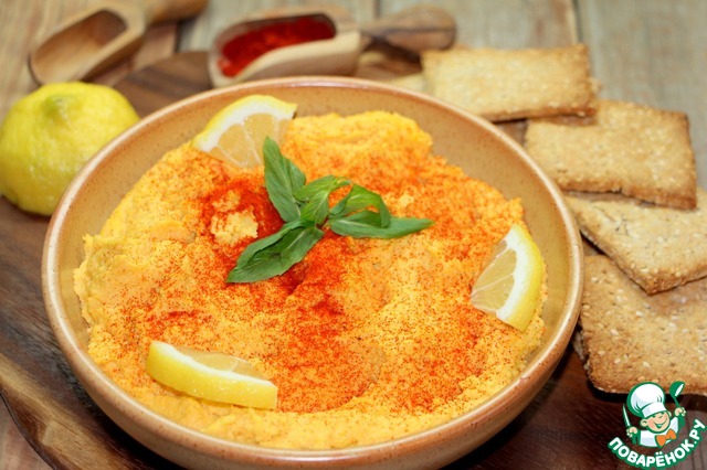 Морковный хумус с цельнозерновыми хлебцами