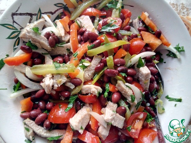 Vegetable salad with beans and meat