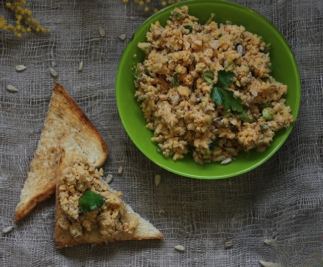 Pate of chickpeas with sesame seeds