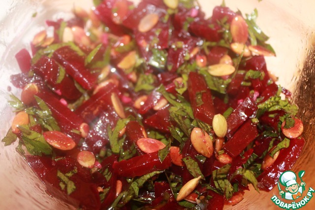 Beet salad with pumpkin seeds