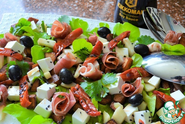 Salad with ham and fruit